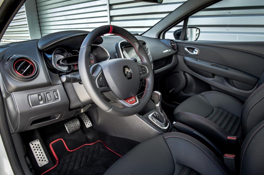 Интерьер Renault Clio R.S. 220 Trophy 2016 года  (фото 7 из 25)